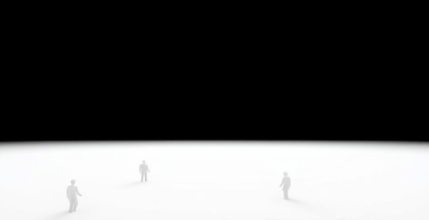 Imagen de una sala de un juzgado con un juez sentado en su sitial, con un gesto de escribir en un papel, y al fondo, un escudo de España. En una mesa lateral, un ordenador y documentos relacionados con el caso de Begoña Gómez.