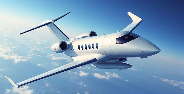 Un avión Learjet 35 volando en el cielo con ventanillas oscuras y opacas, mientras un F-16 lo acompaña en vuelo.