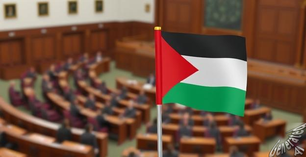 Una asamblea legislativa con diputados sentados en bancadas enfrentadas, con una bandera palestina en primer plano.
