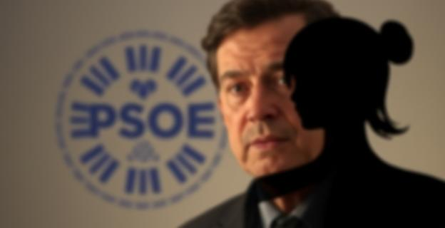 Imagen de un hombre (Paco Salazar) en un segundo plano borroso, con una sombra de una figura femenina en primer plano, representando las víctimas de acoso. Al fondo, un logo del PSOE desdibujado.