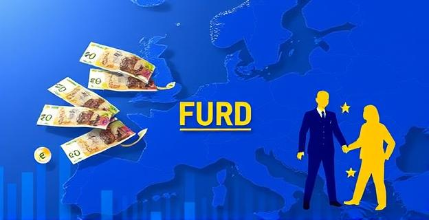 Una representación conceptual del flujo de dinero y personas, con un mapa estilizado de Europa. Billetes de euro fluyendo desde una región (representando países con menos presión) hacia un fondo central, y siluetas abstractas de personas moviéndose desde otras regiones (países con mayor presión) hacia el fondo. El fondo simboliza un mecanismo de compensación económica. Colores predominantes azules y dorados, con elementos gráficos que insinúan acuerdos y tratados.