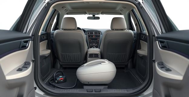 Imagen de un coche con tapicería limpia y brillante, con puertas abiertas mostrando un interior ventilado y libre de polvo, con protectores de asientos visibles y una aspiradora en el suelo.