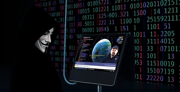 Una escena oscura que muestra una pantalla de computadora con código binario y una figura encapuchada en el fondo, representando al grupo hacker Anonymous. En la pantalla, se ve una imagen de una web gubernamental siendo atacada.