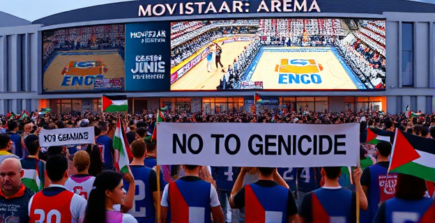 Una multitud de personas con pancartas propalestinas frente al Movistar Arena, con un gran cartel que dice 