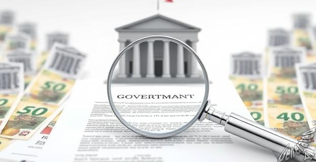 Una imagen de un edificio gubernamental con una lupa sobre un contrato, rodeado de euros y documentos opacos.