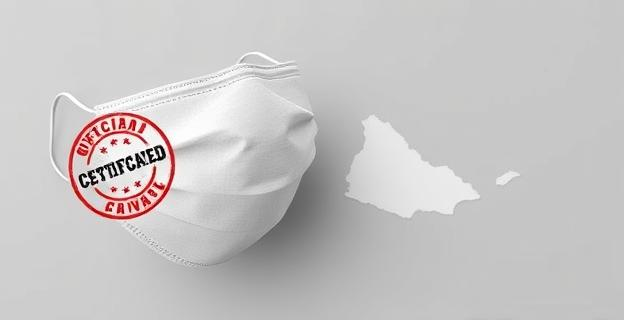 Imagen de una mascarilla con un sello de certificación oficial al lado de un mapa de Canarias en un fondo gris