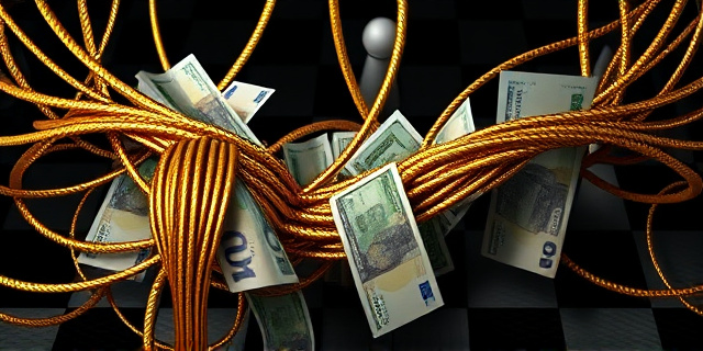Una intrincada red de cables dorados entrelazados con billetes de euro y dólares estadounidenses, sobre un fondo que simula un tablero de ajedrez. Los cables representan influencia y conexiones ocultas, los billetes, el flujo de dinero. Un efecto de sombra dramático que sugiere misterio y corrupción. Estilo barroco, colores oscuros y ricos.